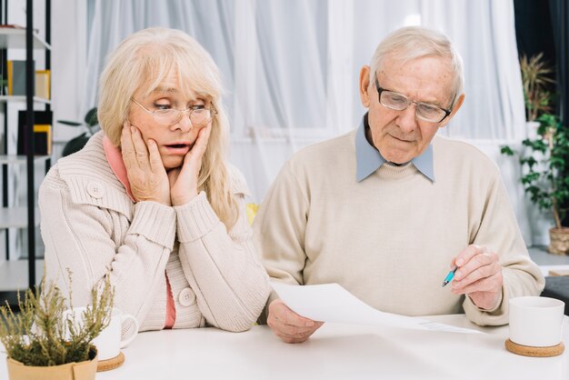 Пожилые супружеские пары делают документы