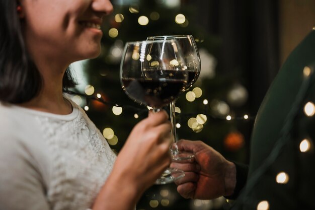 年配のカップルが一緒にワインを飲む