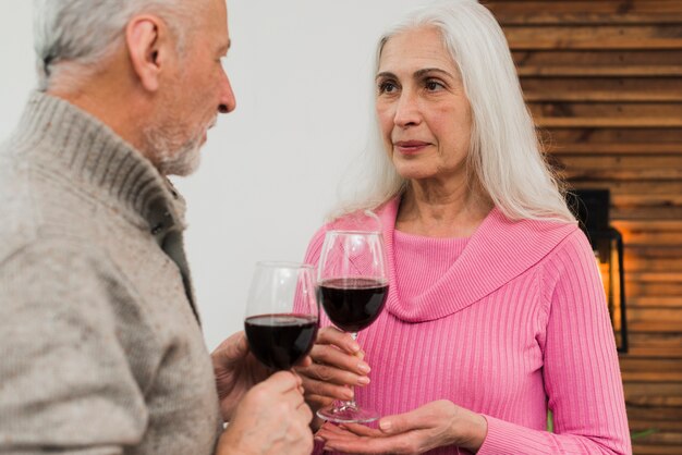 와인을 마시는 노인 부부