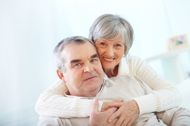 Старший пара, наслаждаясь их выхода на пенсию