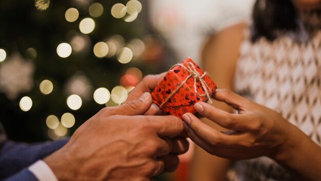 クリスマスプレゼントを交換する年配のカップル