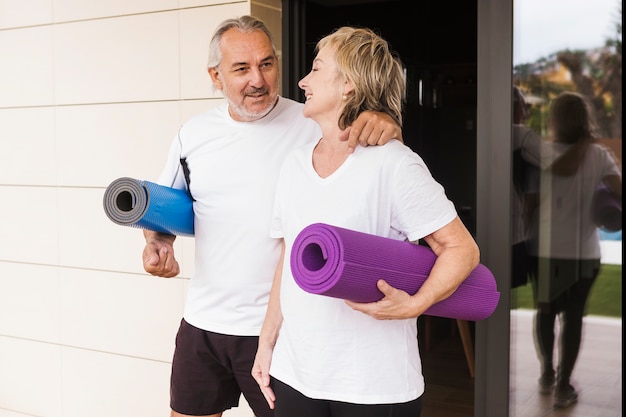 Coppia senior excising in giardino