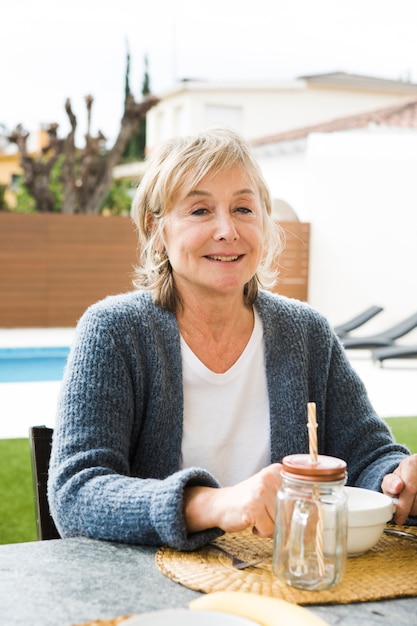 Foto gratuita coppie senior che mangiano prima colazione in giardino