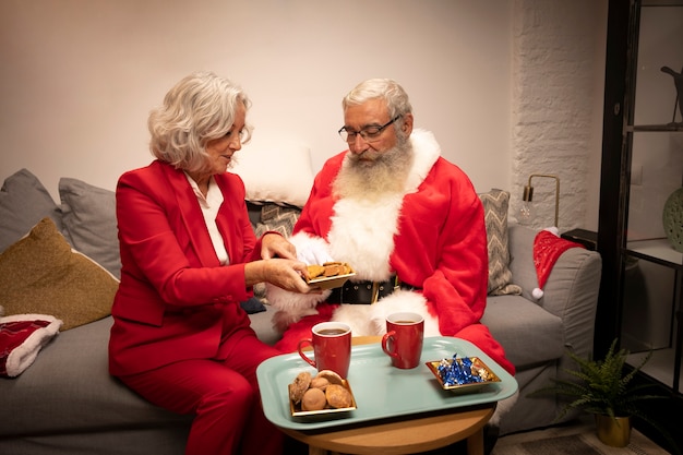 Free photo senior couple having cookies