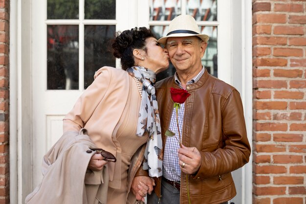 Пожилая пара целуется во время свидания