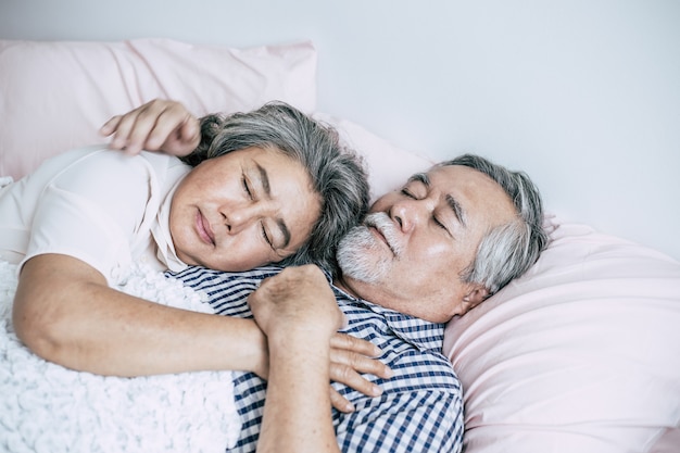 Coppie senior che si trovano a letto insieme