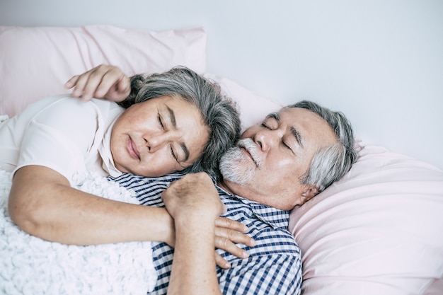 年配のカップルが一緒にベッドで横になっています。