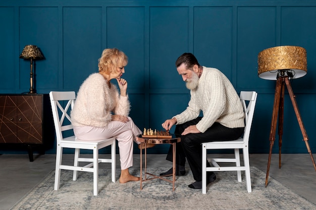 Foto gratuita coppia senior giocando a scacchi