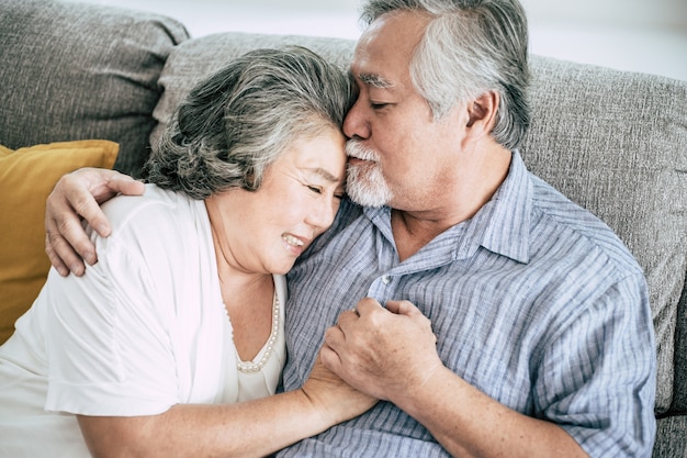 Free photo senior couple playing together at living room