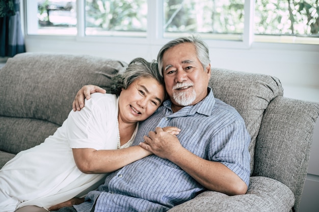 Free photo senior couple playing together at living room