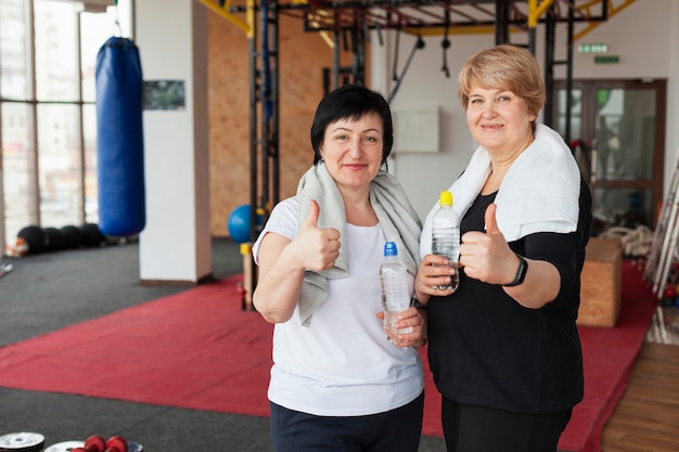 Free photo senior couple showing ok sign