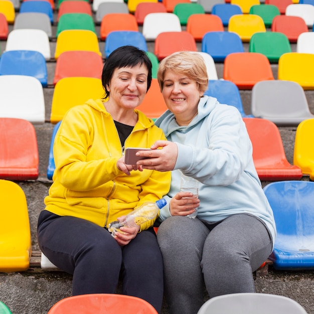 スタジアムで年配のカップル