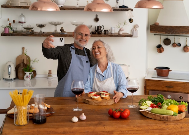 無料写真 キッチンで一緒に料理をしながら自撮りするシニア夫婦