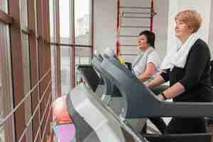 Free photo senior couple on treadmill