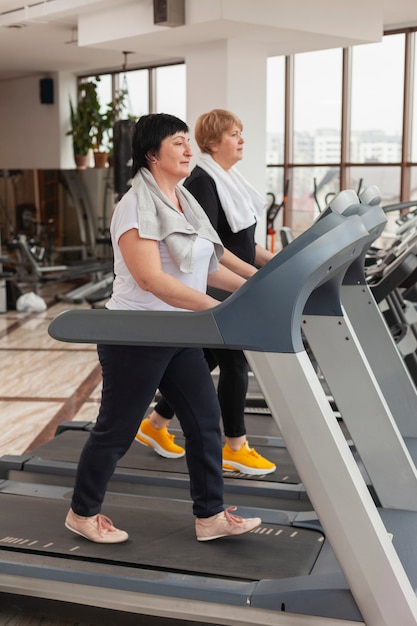 Free photo senior couple on treadmill