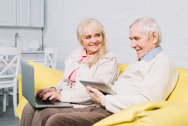Пожилая пара с помощью ноутбука