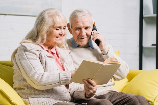 Пожилая пара с помощью смартфона