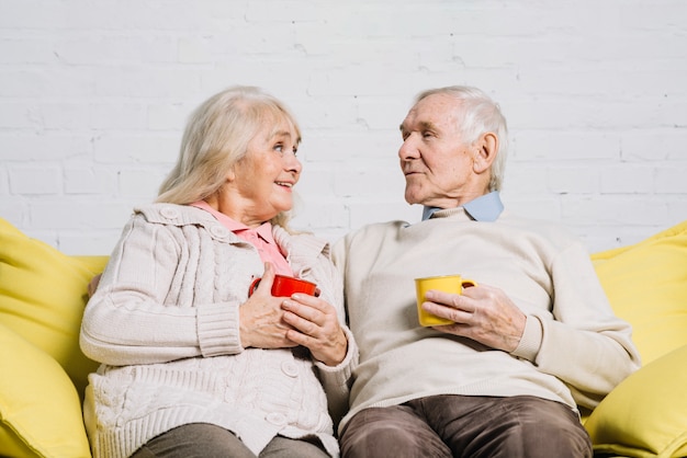 Coppia senior con tazze di caffè