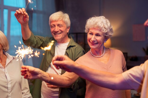 Amici anziani che fanno una festa di notte