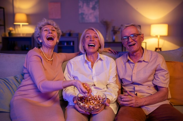 Amici anziani che fanno una festa di notte