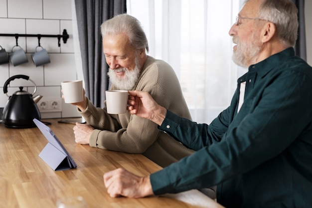 Free photo senior friends spending time together