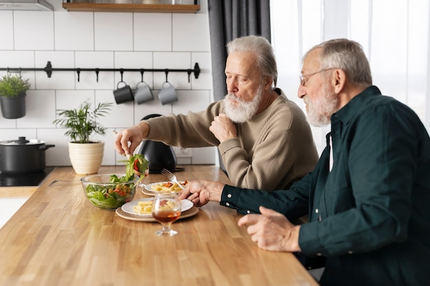 Free photo senior friends spending time together