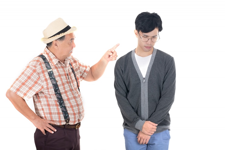 무료 Photo 흰색 배경에 고립 된 그의 아들 소리 지르는 수석 분노 아버지