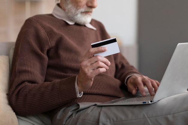Старший мужчина готов делать покупки в Интернете