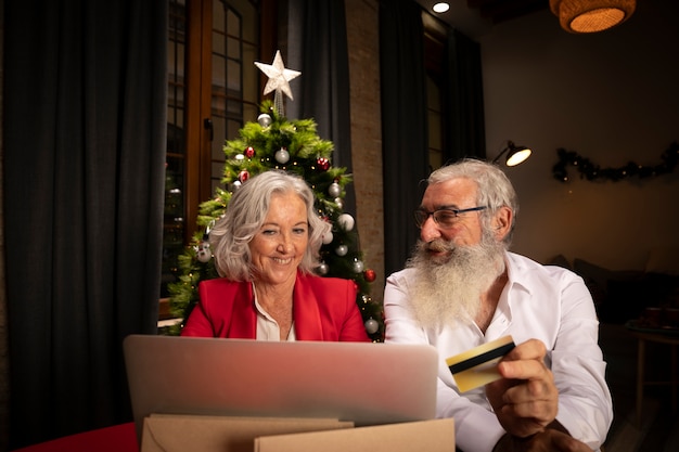 年配の男性と女性のオンラインショッピング