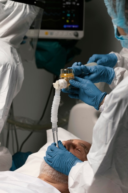 Free photo senior man breathing with a special equipment