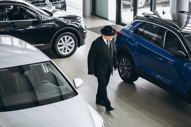 車を選択する車のショールームで年配の男性