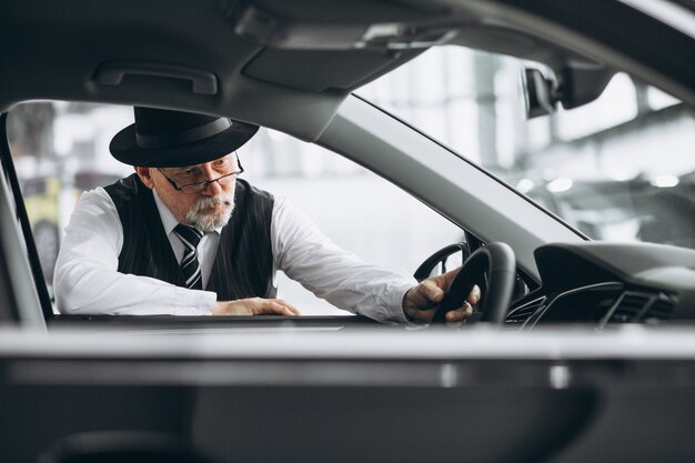 車を選択する車のショールームで年配の男性