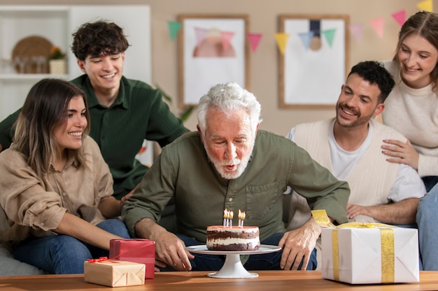 무료 사진 그의 생일을 축하하는 시니어 남자