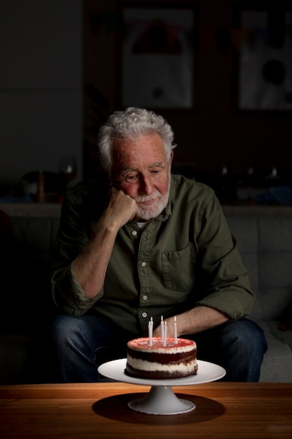 誕生日を祝う年配の男性