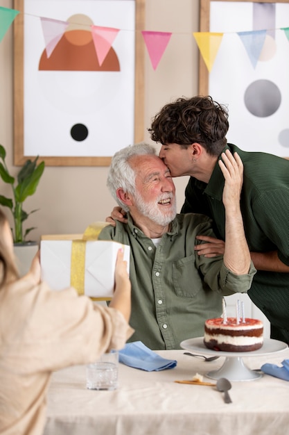 Uomo anziano che festeggia il suo compleanno