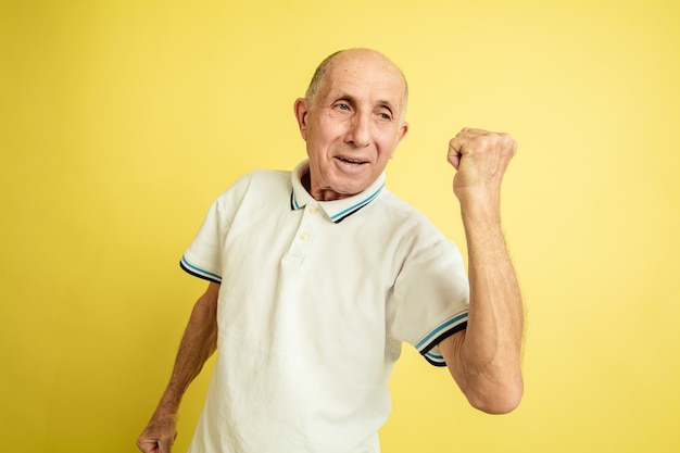 Uomo maggiore che celebra la vittoria