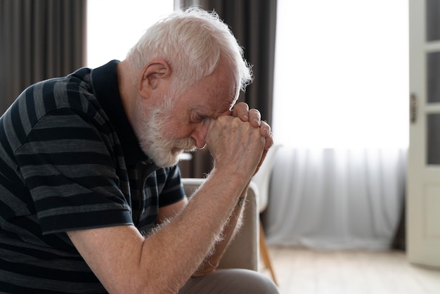 Free photo senior man confronting alzheimer disease