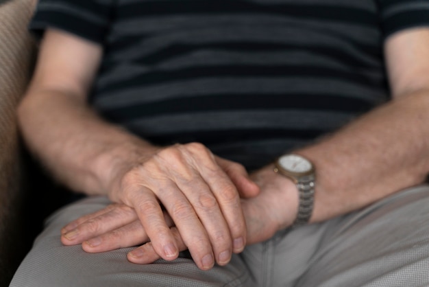 Foto gratuita uomo anziano che affronta la malattia di alzheimer