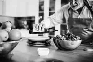 Free photo senior man cooking in the kitchen