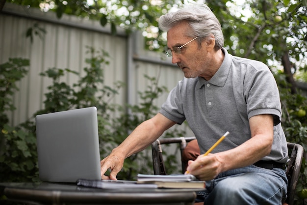노트북으로 온라인 수업을 하는 노인