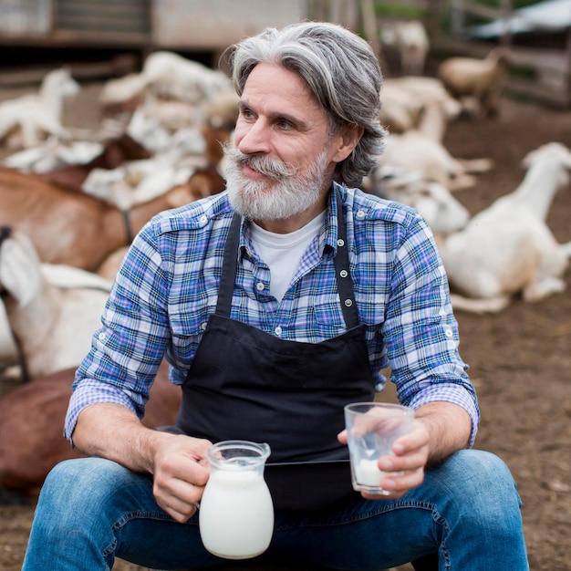 Free photo senior man drinking goat milk