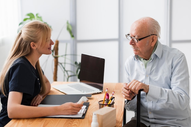 Free photo senior man having a check-up with nurse