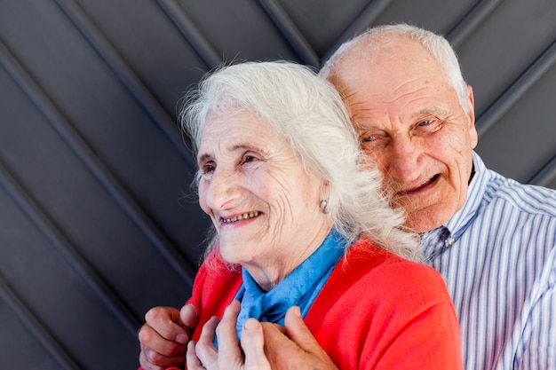 Foto gratuita uomo senior che abbraccia donna anziana