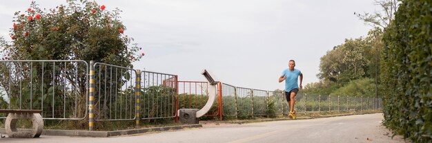 Uomo maggiore che pareggia attraverso il parco