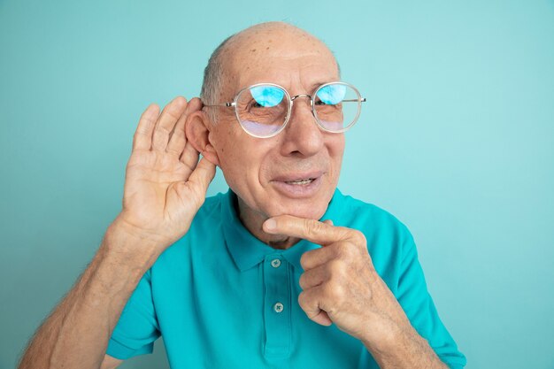 年配の男性は秘密に耳を傾けます