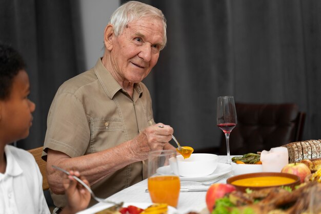 感謝祭の日の夕食の年配の男性の肖像画