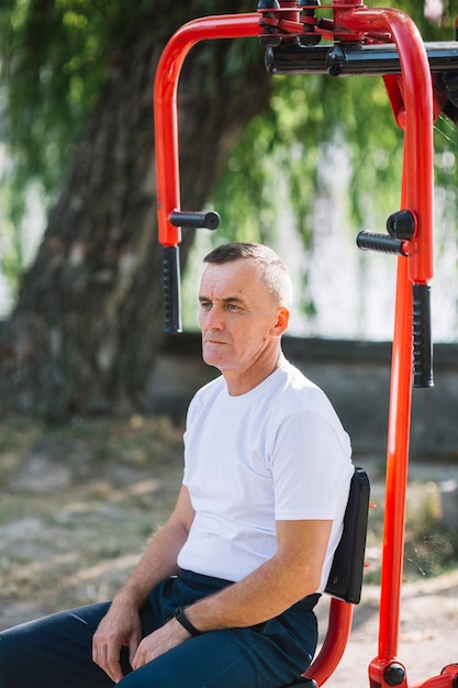 Foto gratuita uomo senior che riposa dopo l'allenamento