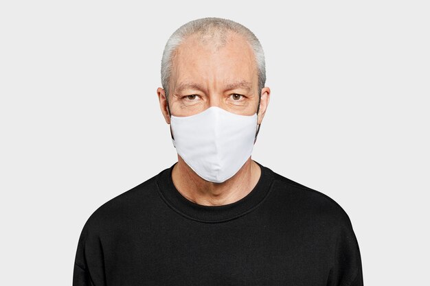 ニューノーマルでフェイスマスクをかぶった年配の男性