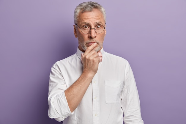 Free photo senior man in white shirt and pink bowtie