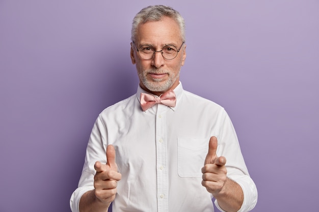 Free photo senior man in white shirt and pink bowtie